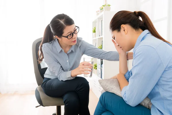 Girl visiting psychologist frustration crying — Stock Photo, Image