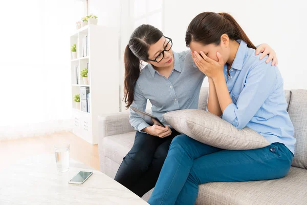 Tristeza mujer deprimida teniendo problema de psicología — Foto de Stock