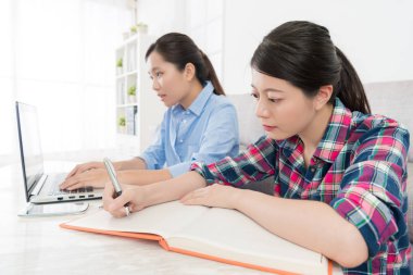 çekici kadın oturma odasında ev ödevi yazma