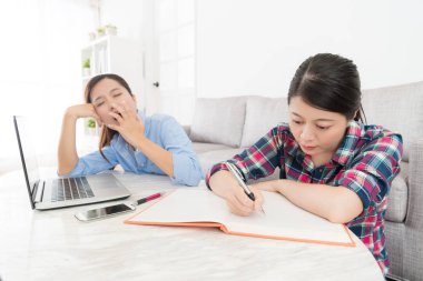 tatlı öğrenci evde ciddi ödev