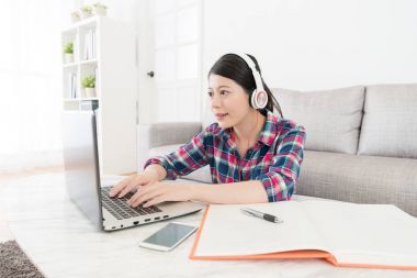 bilgisayar kullanarak çekici tatlı üniversite öğrencisi