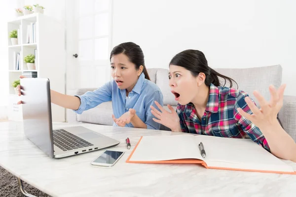 Joven estudiante que estudia juntos en casa — Foto de Stock