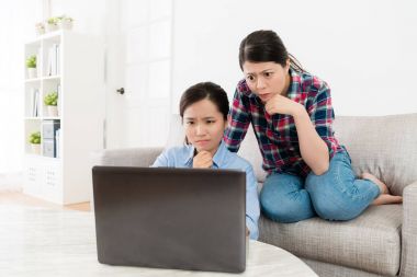 Genç Bayan üniversite öğrencileri birlikte