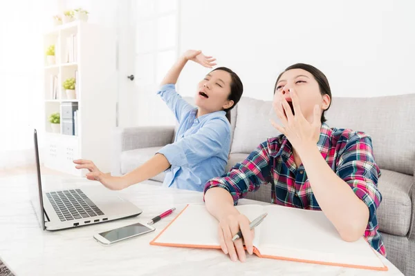 Hermosas amigas jóvenes estudiando en casa — Foto de Stock