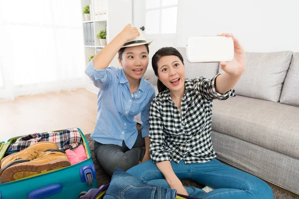 Muito sorrindo amigos do sexo feminino embalagem bagagem — Fotografia de Stock