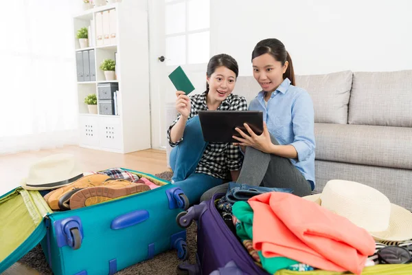 Hermosas hermanas utilizando la tableta digital móvil — Foto de Stock