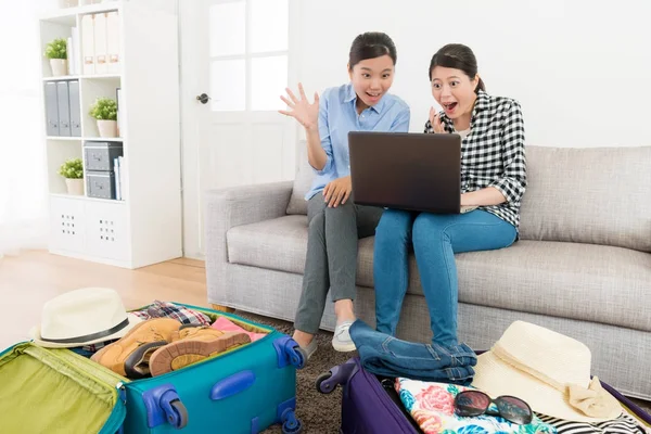 Mulheres bonitas jovens amigos olhando para o computador — Fotografia de Stock