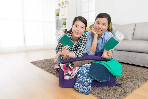 Mujeres hermosas felices apoyadas en la maleta de equipaje — Foto de Stock