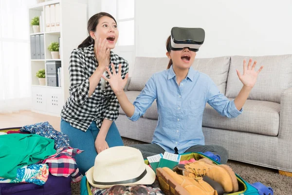 Jolies sœurs portant un appareil de réalité virtuelle — Photo