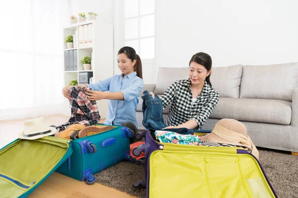 Jeunes copines d'emballage vêtements mis dans la valise — Photo