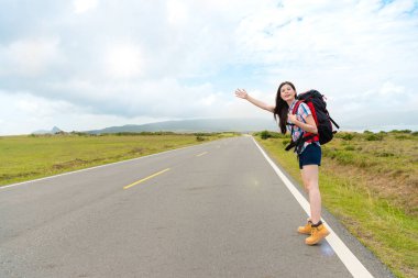 yol kenarında üzerinde Bagaj sırt çantası taşıyan kadın