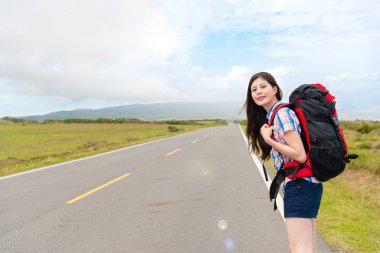 gülümseyen mutlu kadın backpacker arkanı