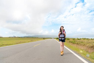 güzel genç bayan uzun yolda yürürken uzun yürüyüşe çıkan kimse