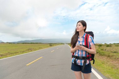 hareket eden smartphone tutan çekici kadın uzun yürüyüşe çıkan kimse