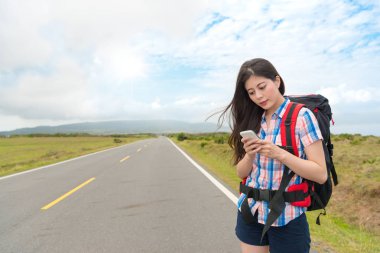 asfalt yol kenarında duran kadın Gezgin