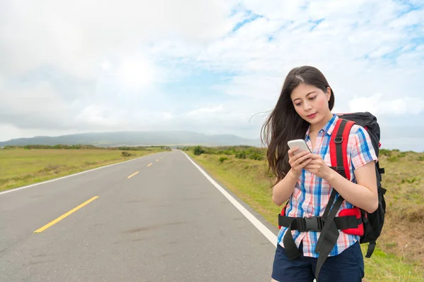 güzel zarif backpacker yolda hiking