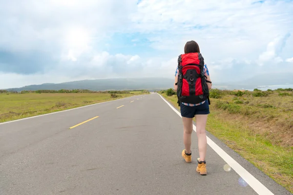 Gadis pejalan kaki cantik pergi ke pedesaan — Stok Foto