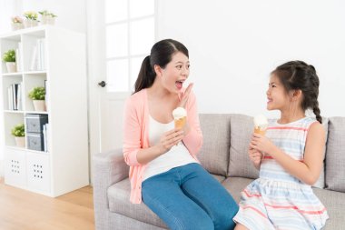 sevimli genç kızı ile neşeli güzellik kadın