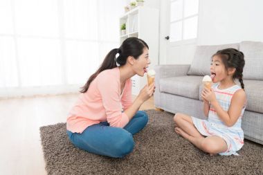 oturma odası katta oturan mutlu güzel anne