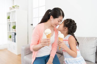 sevimli kızıyla birlikte gülümseyen güzel anne