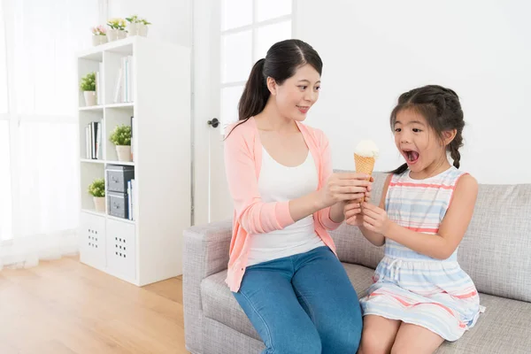 Изящная мама дарит десерт с мороженым — стоковое фото