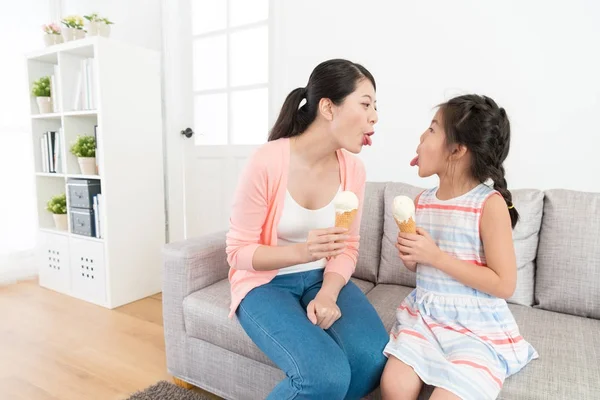 Mutter und Mädchen zeigen einander Zungen — Stockfoto