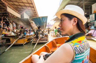 Tayland seyahat gülümseyen güzel kadın