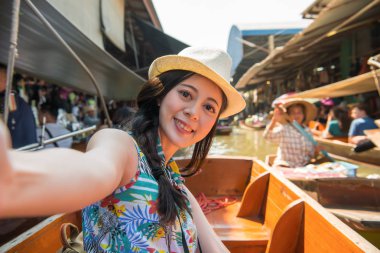 mutlu kız turist kendi kendine portre fotoğraf çekme