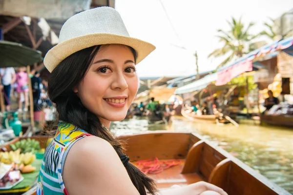 Жінка мандрівника беручи човен відвідування Таїланду — стокове фото