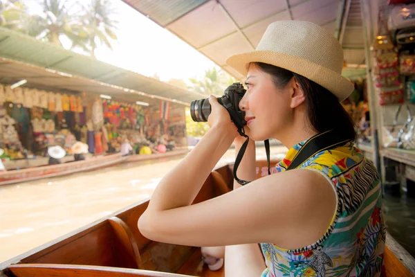 Enfoque turístico en la lente de la cámara para tomar fotos — Foto de Stock