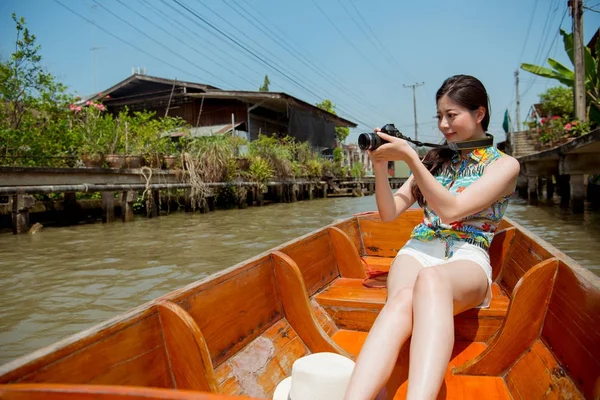 Krásný Mladý cestovatel žena na lodi — Stock fotografie
