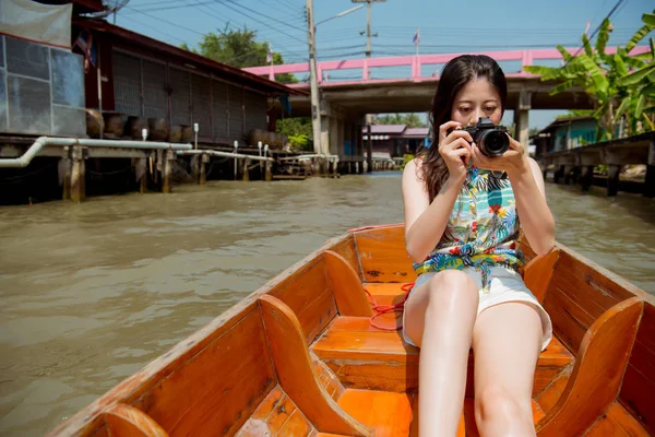 Mulher viajante atraente sentado no barco do rio — Fotografia de Stock