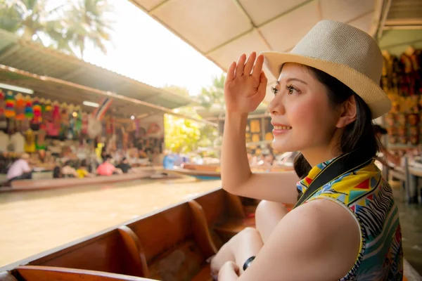 Mujer atractiva viajero tomando barco de río local — Foto de Stock