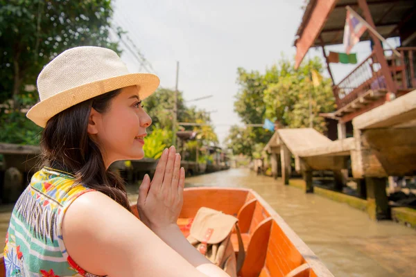 Mujer elegante viajero tomando barco fluvial local — Foto de Stock