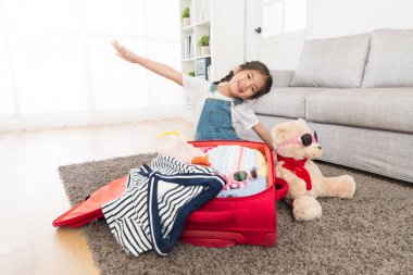 genç kadın çocuk uçak sinek jest yapma