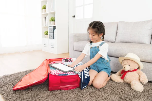 Niña niña elegante planificación ir a viajar —  Fotos de Stock