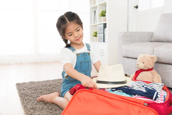 가족과 함께 여행을 서 준비 하는 아이 아이 — 스톡 사진