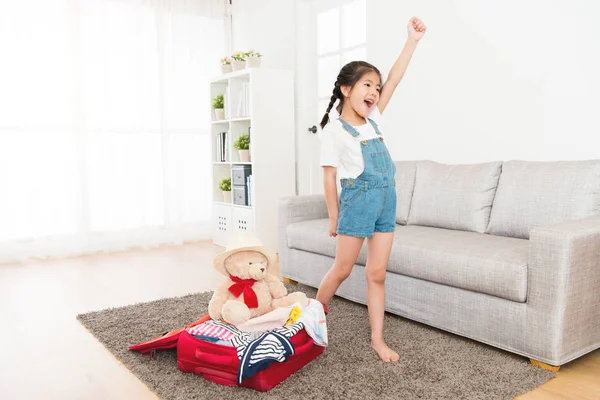 Niña pequeña embalaje equipaje personal maleta — Foto de Stock