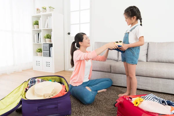 Feliz pequeña hija organizar ropa personal — Foto de Stock