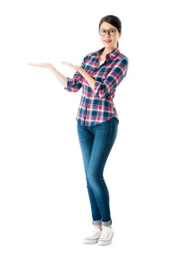 Beyaz arka plan üzerinde duran mutlu kadın öğretmen