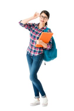 Kameraya bakarak gözlük tutan öğrenci kız