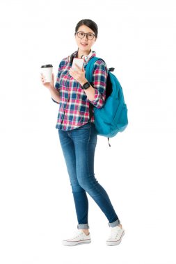 hareket eden smartphone tutan zarif üniversite öğrencisi