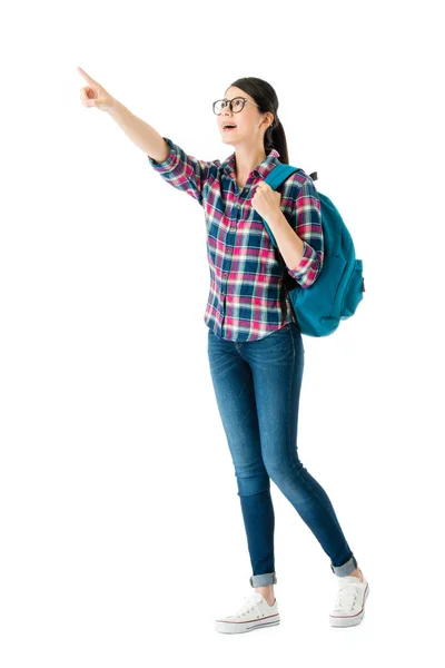 Chica viajero de pie sobre fondo blanco — Foto de Stock