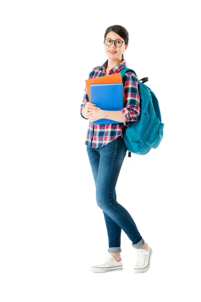 Estudiante femenina de pie sobre fondo de pared blanco — Foto de Stock