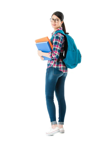 Jeune étudiante femme portant manuel avec sac — Photo
