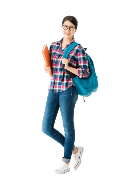 Estudiante universitaria llevando libros de estudio — Foto de Stock