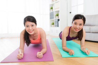 genç güzel kadın arkadaşlar tahta duruş yapma