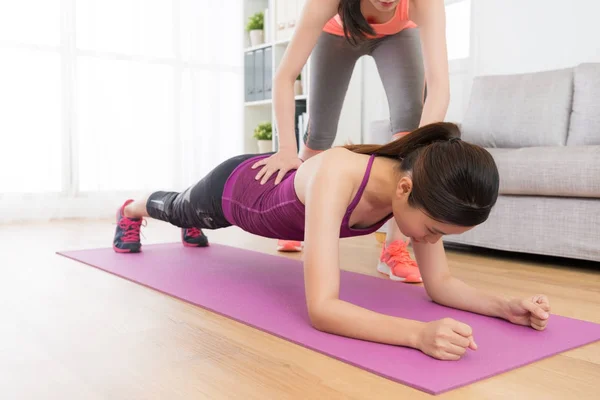 Mulher fitness muito elegante fazendo aula de treino — Fotografia de Stock