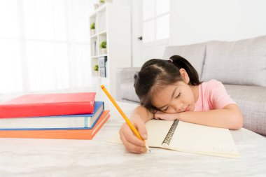 genç çocuk kız öğrenci oturma odası masasına yaslanmış