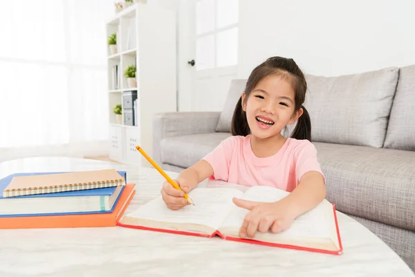Lindo feliz chica niño estudiante escritura estudio libro —  Fotos de Stock